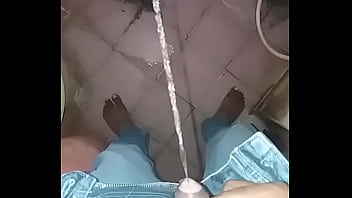 Penis Desi Mengucurkan Air Seni Dengan Nikmat