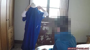 Gadis Arab Cantik Mengisapnya Demi Uang Tunai