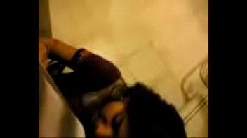 Gadis India Yang Menggoda Dengan Lekuk Tubuh Yang Memikat