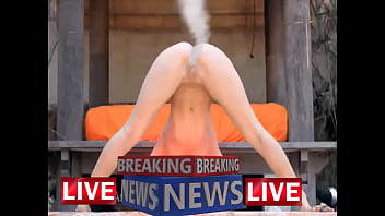 Tetangga Manis Itu Menunduk, Memperlihatkan Lekuk Tubuhnya Yang Menggoda