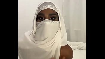 Menggoda Di Bulan Suci: Berhijab Sensual Hanya Untuk Ramadan