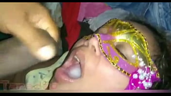 Gadis Nakal Menenggak Susu Dari Batang Keras