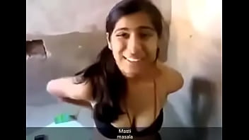 Gadis Desi Panas Melepas Pakaian Dengan Penuh Gairah