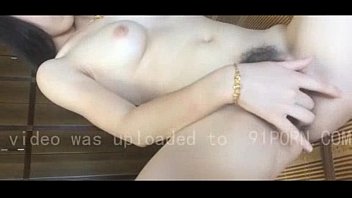Gadis Tionghoa Manis Berkacamata Merangsang Diri Sendiri