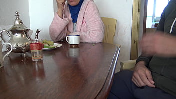 Ibu Arab Panas Diguyur Sperma Oleh Anak Tiri Yang Sedang Masturbasi