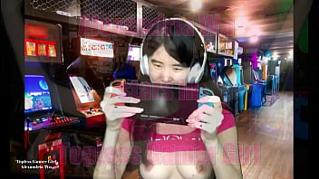 Gadis Gamer Asia Telanjang Dada