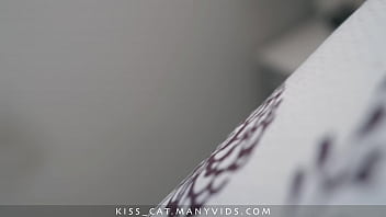 Kamar Yang Salah, Nafsu Yang Tepat: Anak Tiri Dan Ibu Tiri Yang Tersesat Di Ranjang