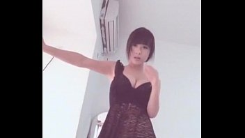 Gadis Tionghoa Menggoyang Tubuhnya Dengan Sensual