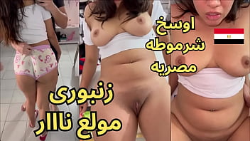 تسريب فيديو هدير كامل يصورها وهي تلهو بجسدها المثير وتهمس بكلمات مثيرة للشهوة، تظهر كعارضة إغراء بملابس مثيرة وتتصرف بطريقة جريئة ومثيرة للإثارة الجنسية.