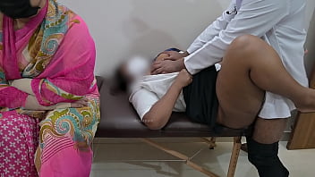Siswa Sekolah India Digilir Habis-habisan Oleh Dokter Di Depan Ibunya