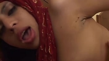 Suami Sibuk Rapat, Istri India Menggila Dengan Dua Batang Besar