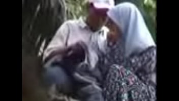 Gadis Berhijab Malaysia Mengocok Kontol