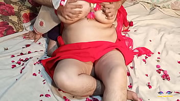 Istri Nakal Desi Dalam Gaun Merah Putih, Adegan Ranjang Rumahan Dengan Audio Panas Hindi