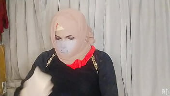 Gadis Berhijab Mengikat Dirinya Sendiri Dengan Nafsu
