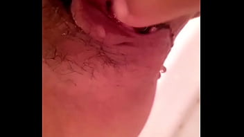 Istri Tionghoa Mengalirkan Pancaran Emas Dari Saluran Intimnya.