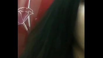 Gadis Asia Berpayudara Besar Menggoda Di Siaran Langsung