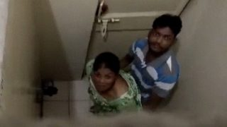 Cowok India Ketahuan Ngentot Pelacur Di Kamar Mandi