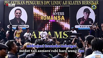 Tarian Erotis Indonesia – Dua Penyanyi Cantik Menggoyang Panggung Dikelilingi Banyak Pria