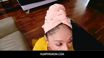 Menggoda Ibu Tiri: Menjelajahi Sensualitasnya Yang Menggoda Saat Dia Menggairahkanku Dengan Hijab – Cali Lee