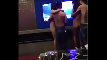 中國掃黃再現醜聞！ktv內男女三人激情遊戲不雅照外流