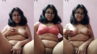 Gadis Berkacamata Dengan Payudara Besar Meremas Dan Memainkan Buah Dadanya Dengan Jari-jari