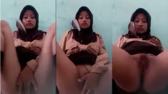 Gadis Kecil Berbaju Pramuka Menggoda Di Ruang Kelas