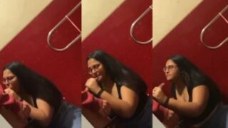Gadis Montok Memberikan Blowjob Di Bioskop Terbuka