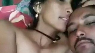 Pasangan India Bikin Video Panas Adegan Foreplay Di Rumah