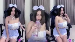 Pelayan Cafe Cosplay Dengan Kunci Zf Yang Menggoda