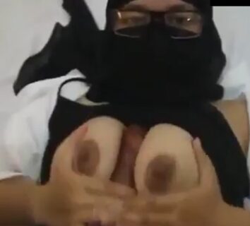 Tante Berkerudung Cadar Menggoda Dengan Rayuan Mesra