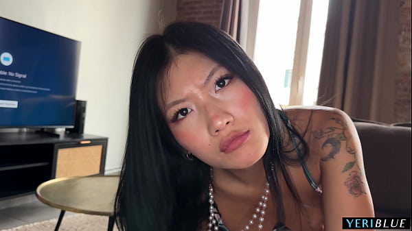 Dia Mengintip Adik Tirinya Dari Tiongkok Lagi Kirim Foto Bugil!