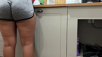 Cucu Tiri Menggoda Saat Mencuci Piring