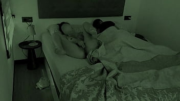 Kamera Malam Menangkap Adek Tiri Mengocok Di Ranjang Yang Sama Dengan Kakak Tiri
