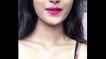 Gadis Desai Menggoda Dengan Kedip Mata Yang Menggairahkan