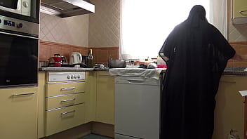 Pembantu Muslim Turki Digebuki Pantatnya Oleh Majikan Di Istanbul