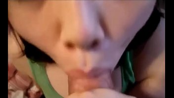 Gadis Tionghoa Menggoda Dengan Mulut Dan Payudara Yang Menggairahkan
