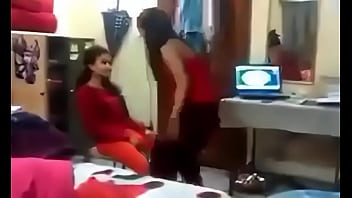 Garam Masti: Hostel Ke Bistar Par Haso Aur Chhedo