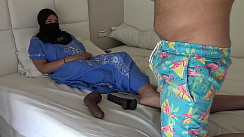 Suami Inggris Mengundang Pria Untuk Memuaskan Hasrat Istrinya Yang Seksi Dari Mesir