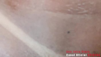 Perjalanan Mobil Berakhir Dengan Ana Júlia Si Brunet Bergoyang Memuaskan Dan Menumpahkan Cairan Putih Di Mulut