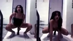 Gadis Remaja Menggairahkan Menggoyang Dildo Hitam Sambil Mengerang Nikmat