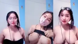 Miyuki Mengangkang Memamerkan Vagina Bening Yang Mulus