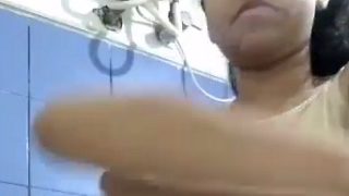 Tayangan Eksplisit Di Kamar Mandi