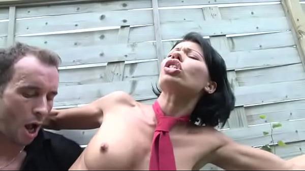 Gadis Sma Digoyang Dari Belakang Di Halaman Sekolah Dan Menelan Cairan Panasnya