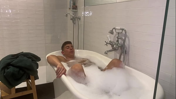 Mandi Panas Bersama Yasmina Khan, Istri Arabku Yang Montok Dan Menggairahkan