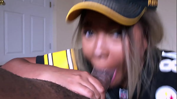Steelers Lagi Panas-panasnya Musim Ini, Jadi Gue Mau Rayain Dengan Ngasih Blowjob Yang Bikin Basah Semua!