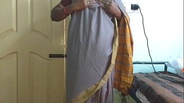 Desi Istri Nakal Dari India, Mengenakan Saree Abu-abu, Memamerkan Payudara Besar Dan Memuaskan Diri Dengan Nafsu Yang Membara