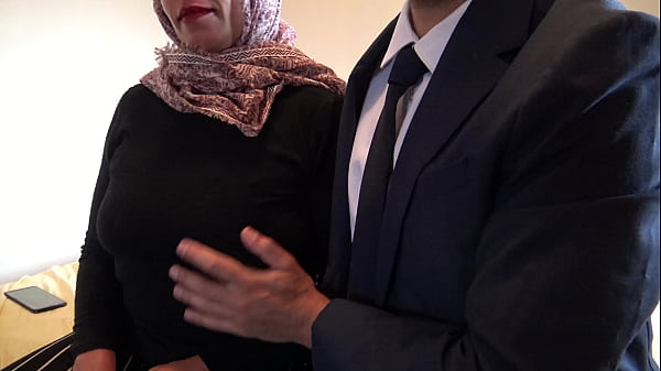 Istri Turki Yang Suaminya Cuckold Membiarkan Pengusaha Inggris Menembus Lubang Pantatnya