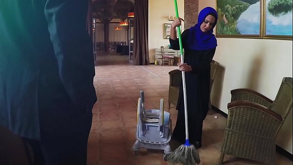 Pekerjaan Kotor: Tukang Kebun Miskin Dijebak Atasan Dengan Uang Demi Layanan Seks