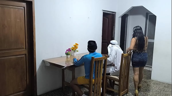 Seorang Latino Dan Teman Arabnya Berkunjung Ke Kolombia Untuk Urusan Bisnis! Si Latino Yang Bergairah Menggila Meniduri Pelayan Yang Melayani Mereka.