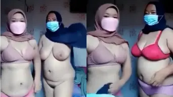 Dua Tante Berjilbab Telanjang Dada Dengan Payudara Besar Menggoda